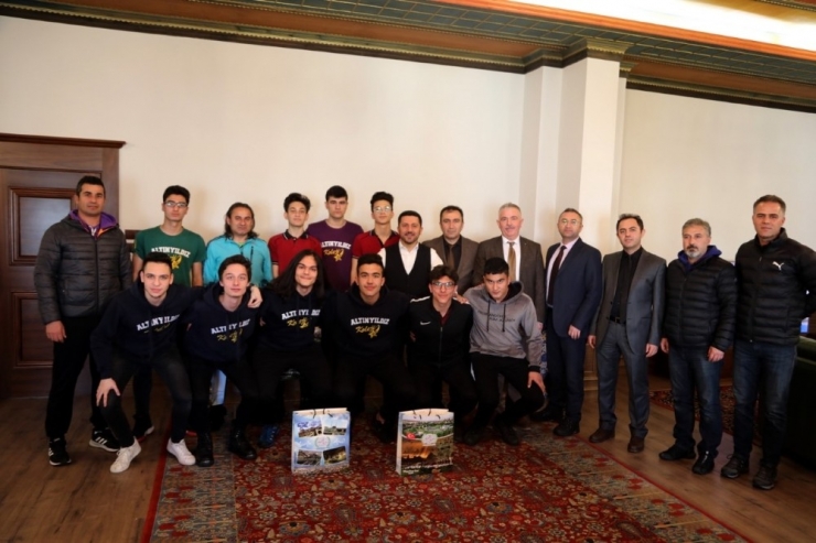 Başkan Arı, Futbol İl Birinciliği Müsabakasında Dereceye Giren Sporcuları Ödüllendirdi