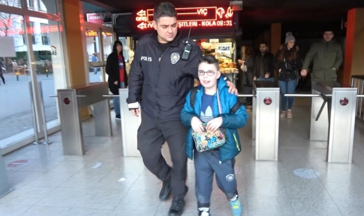 8 Yaşındaki Arda Okul Yolunda Kayboldu, İmdadına Polis Amcaları Yetişti