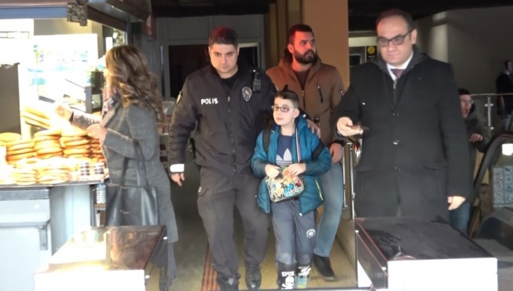 8 Yaşındaki Arda Okul Yolunda Kayboldu, İmdadına Polis Amcaları Yetişti