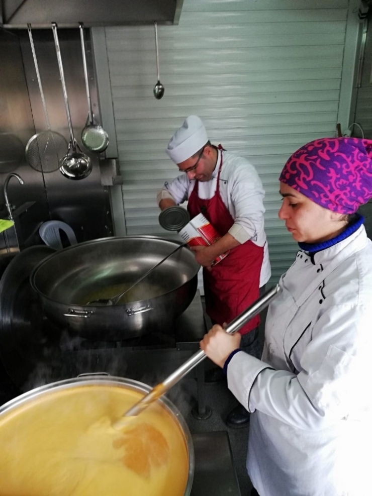Deprem Mutfak Tırı 18 Bin Kişiye Yemek Dağıttı