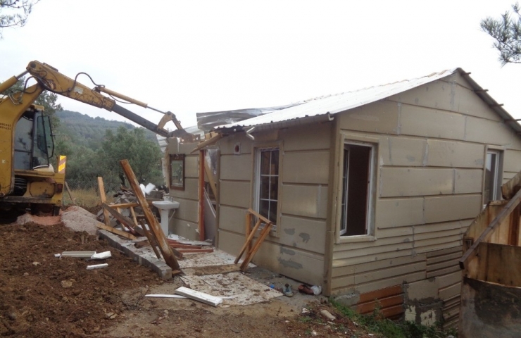 Tarım Arazisindeki Kaçak Barakalar Yıkıldı