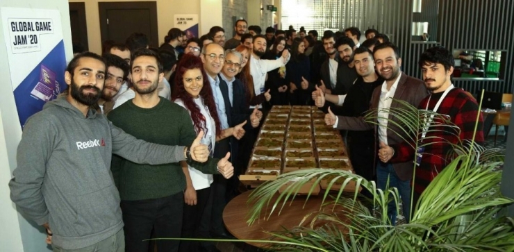 Rektör Gür’den Oyun Yazılımcılarına Katmer Jesti
