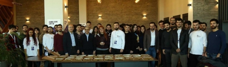 Rektör Gür’den Oyun Yazılımcılarına Katmer Jesti