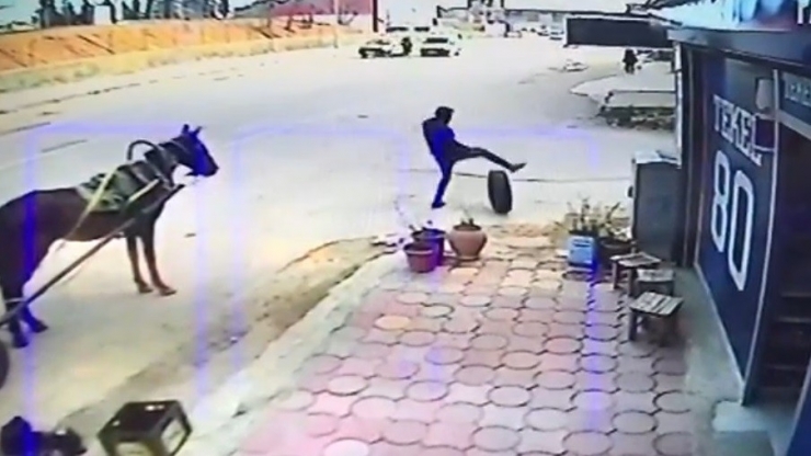 Seyir Halindeki Araçtan Fırlayan Tekerleği Tutmaya Çalıştı