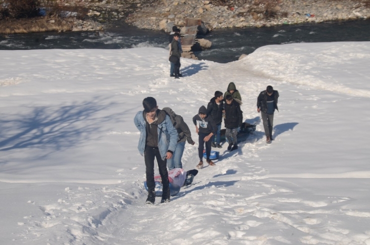 Beytüşşebap’ta Çocukların Bidonla Kayak Keyfi