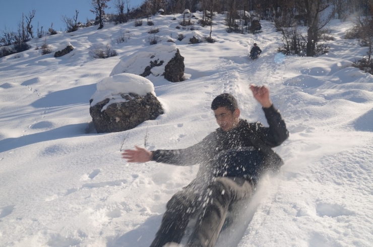 Beytüşşebap’ta Çocukların Bidonla Kayak Keyfi