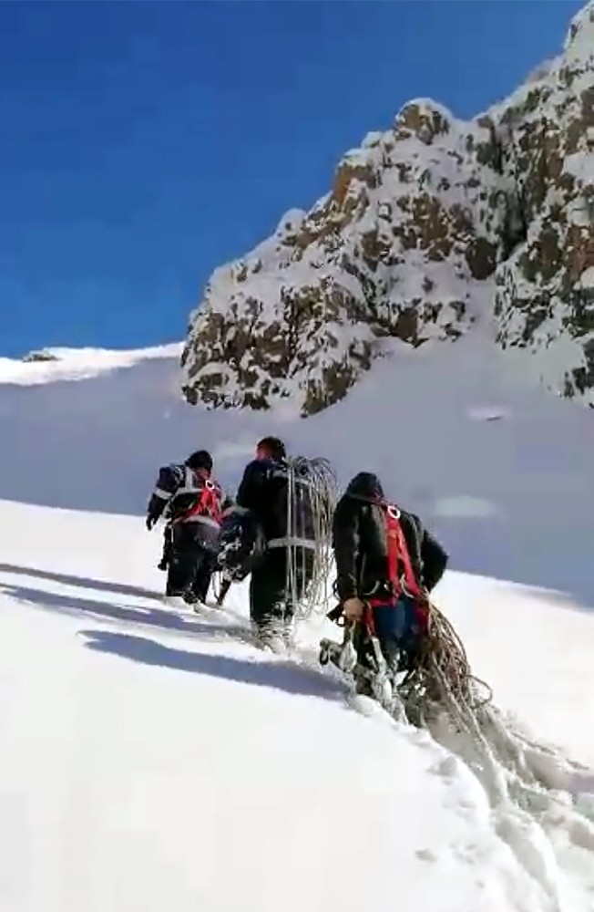 Dicle Elektrik Ekibinin Zorlu Kış Mücadelesi Sürüyor