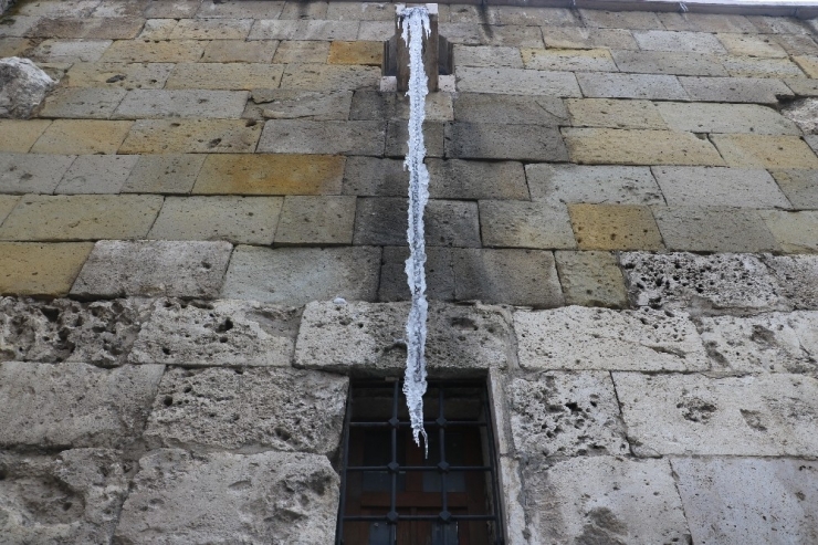 Sivas’ta Kent Merkezinde Buz Sarkıtları