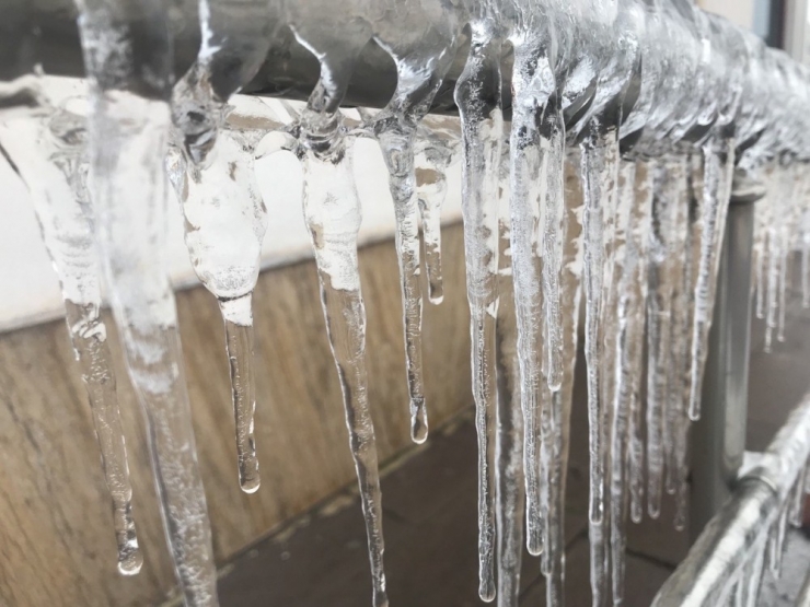 Sivas’ta Kent Merkezinde Buz Sarkıtları