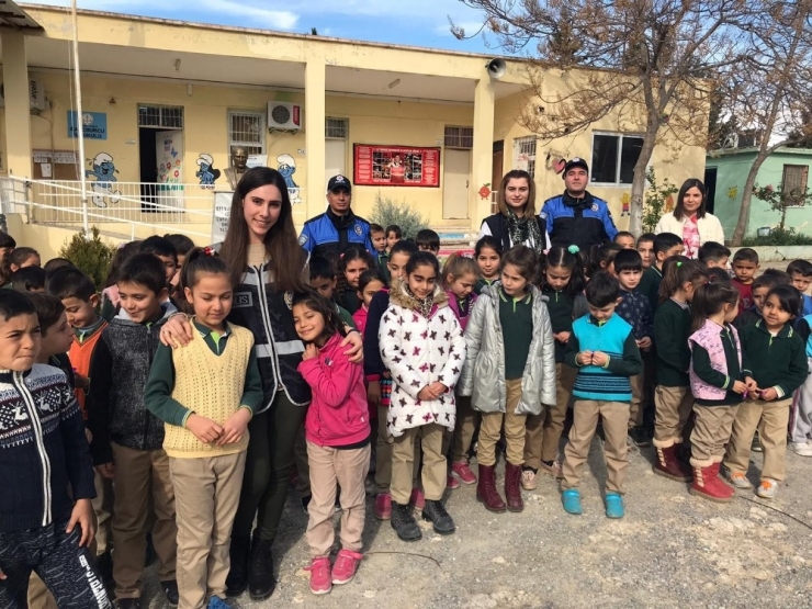 Polis, Öğrencileri Çikolatayla Karşıladı