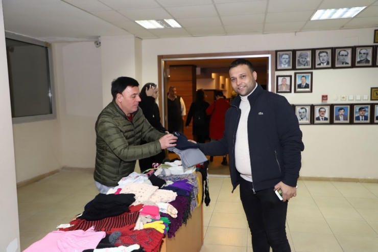 Tiyatroya Bilet Yerine Depremzedeler İçin Atkı, Eldiven Ve Bere Vererek Girdiler