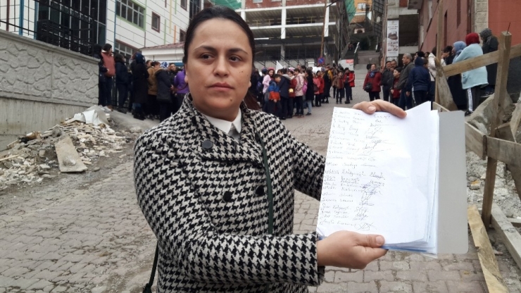 Eski Okullarına Geçmek İsteyen Öğrenciler Ve Velileri Eylem Yaptı