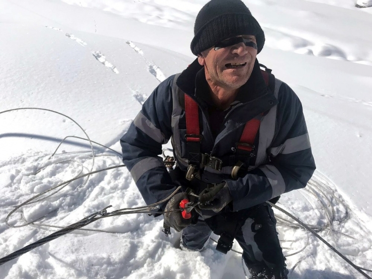 Dicle Elektrik Ekibinin Zorlu Kış Mücadelesi Sürüyor