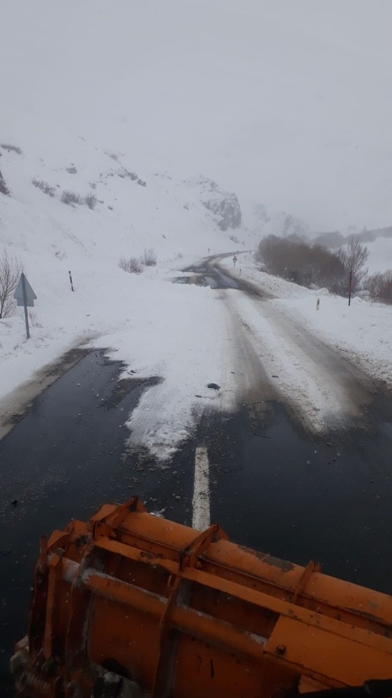 Ağrı-van Kara Yolunda Tipi Gün Boyu Geçit Vermedi