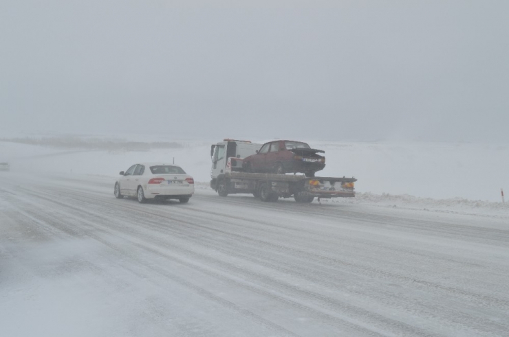 Ağrı-van Karayolunda Çığ Ve Yoğun Tipi Sürücülere Zor Anlar Yaşattı