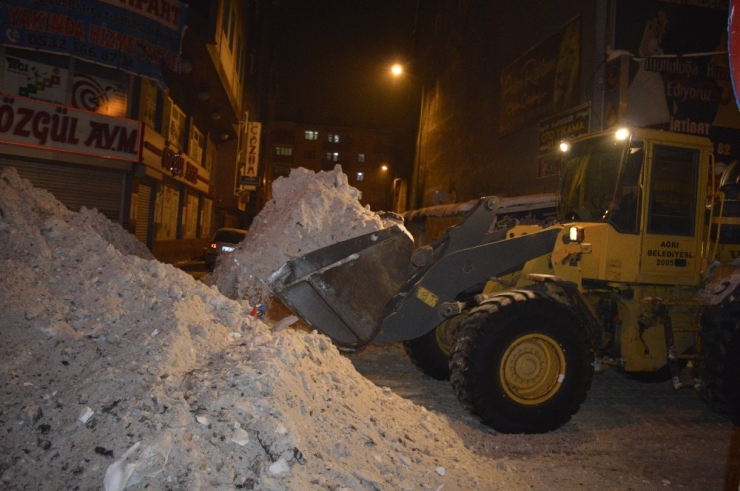 Ağrı’da Belediye Ekiplerinin Karla Mücadele Çalışmaları Sürüyor