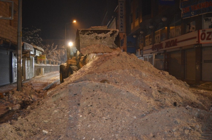 Ağrı’da Belediye Ekiplerinin Karla Mücadele Çalışmaları Sürüyor