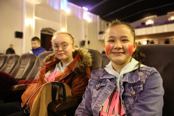 Depremden Etkilenen Çocuklar Sinemada Stres Attı