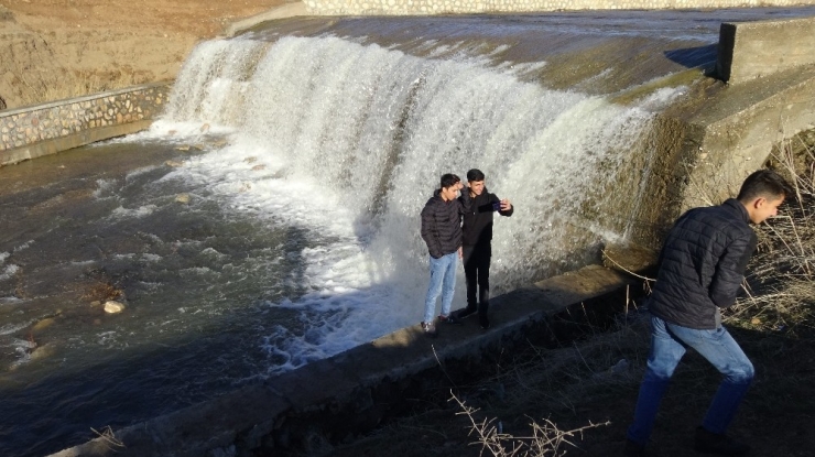Kırkat Göleti Taştı, Vatandaşlar Fotoğraf Çektirmek İçin Yarışa Girdi