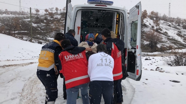 Bingöl’de Karlı Yolları Aşan Umke Ekibi, Düşüp Ayağı Kırılan Kadının İmdadına Yetişti