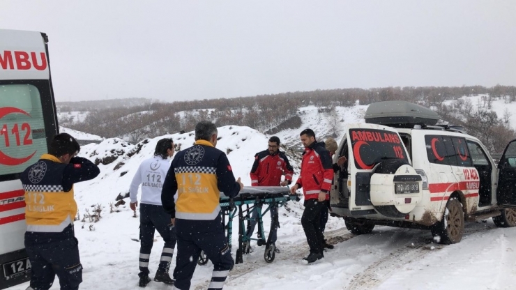 Bingöl’de Karlı Yolları Aşan Umke Ekibi, Düşüp Ayağı Kırılan Kadının İmdadına Yetişti