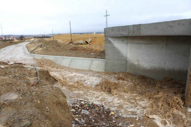 Bolu’da Dere Taştı, Ev Ve İş Yerlerini Su Bastı