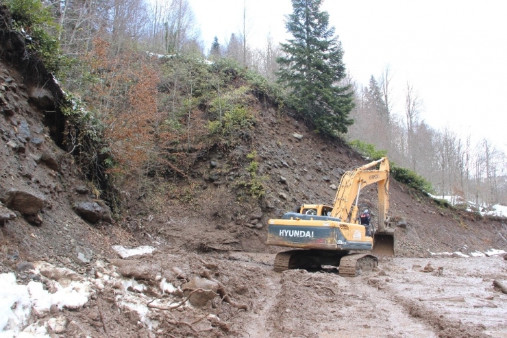 Heyelan Nedeniyle Kapanan Yolu Açarken Dereye Uçan Kepçe Operatörünü Arama Çalışmaları Başladı