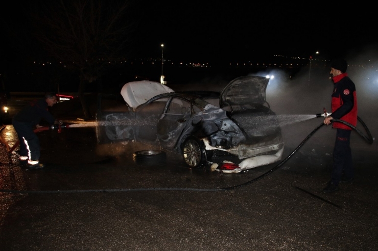 Elazığ’da 2019 Model Araç Alev Alev Yandı