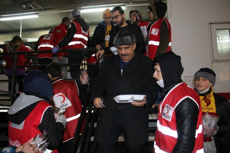 Elazığ’da Günlük 65 Bin Depremzedeye Sıcak Yemek