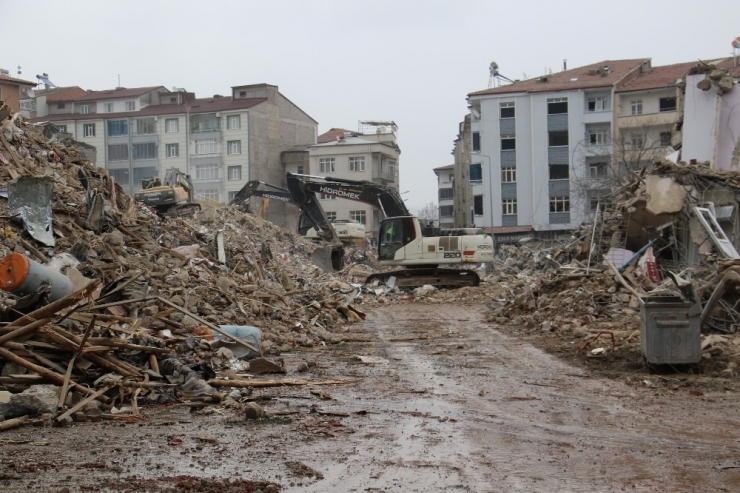 Depremin Vurduğu Elazığ’da Yıkımlar Sürüyor, Caminin Minaresi Böyle Devrildi