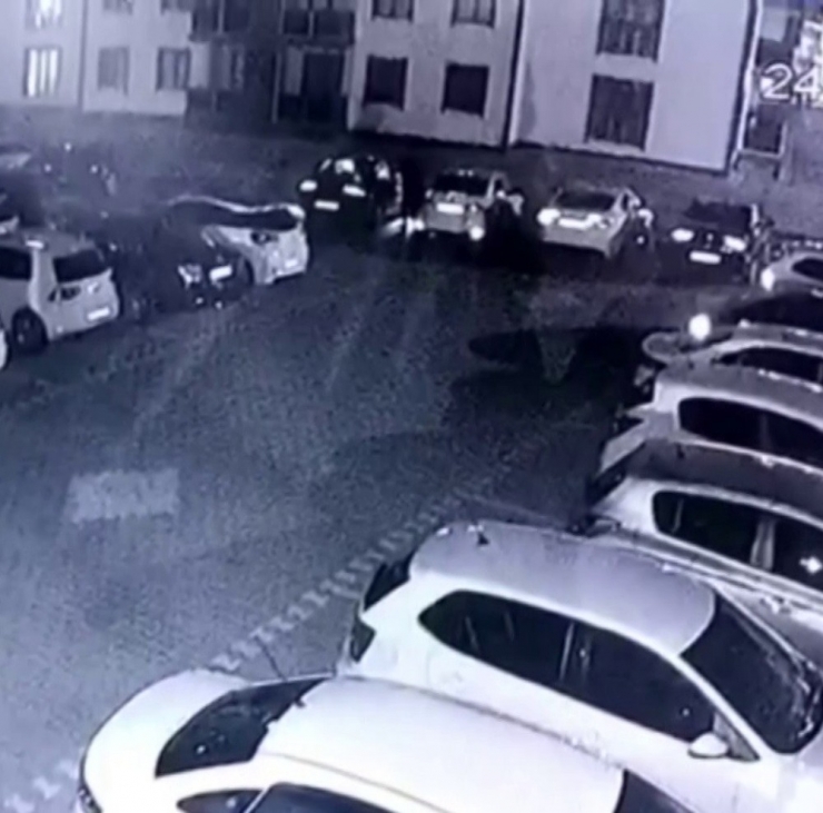 Depremde Park Halindeki Otomobiller Beşik Gibi Sallandı