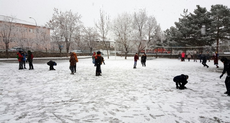 Erzincan’da Lapa Lapa Kar Yağışı