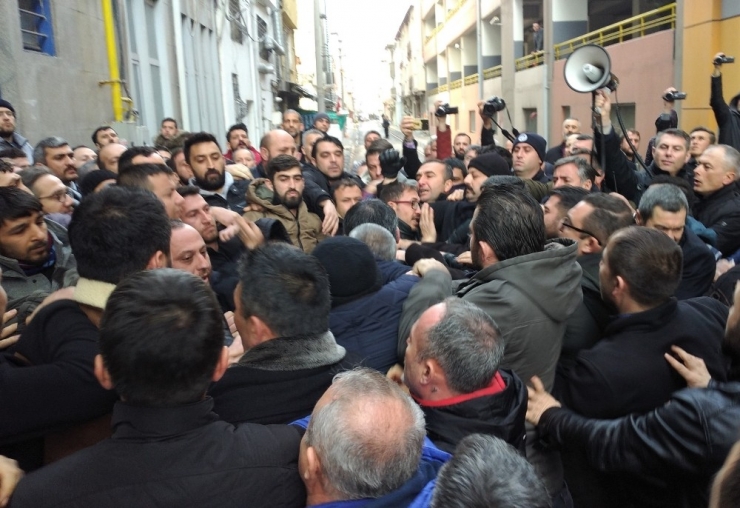 Kristal-iş Üyelerinin ‘Çay İçme’ İsteği Arbede Çıkardı