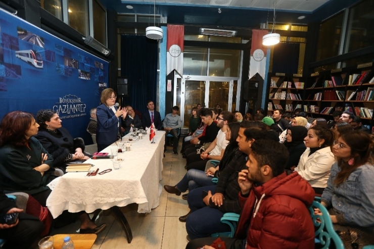 Fatma Şahin, Kitap Kafede Gençlerle Buluştu