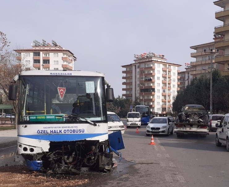 Lüks Araç İle Otobüsün Çarpıştığı Feci Kaza Kamerada