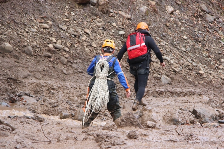 Derede Kaybolan Operatör İçin 79 Personelle Arama Çalışmaları Sürüyor