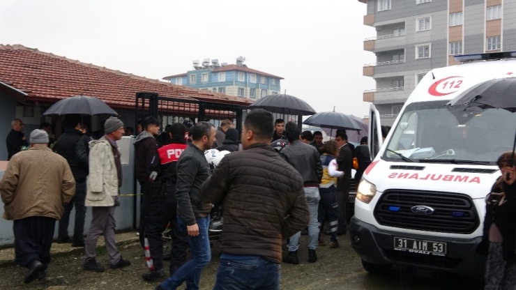 Eşini Ve Annesini Öldürüp İntihar Etti