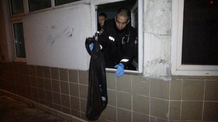 Hırsızlar İşkur Binasına Demir Kesme Makasıyla Girdi, Bekçiler Olayı Önledi