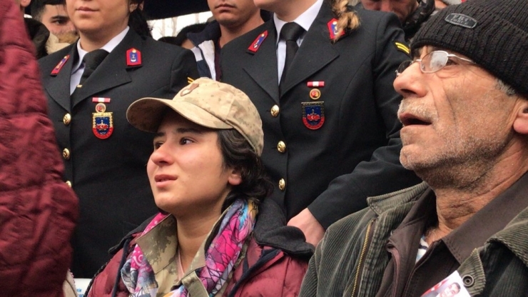 Mersinli Şehidin Kız Kardeşi Ağabeyini Askeri Üniforma İle Uğurladı