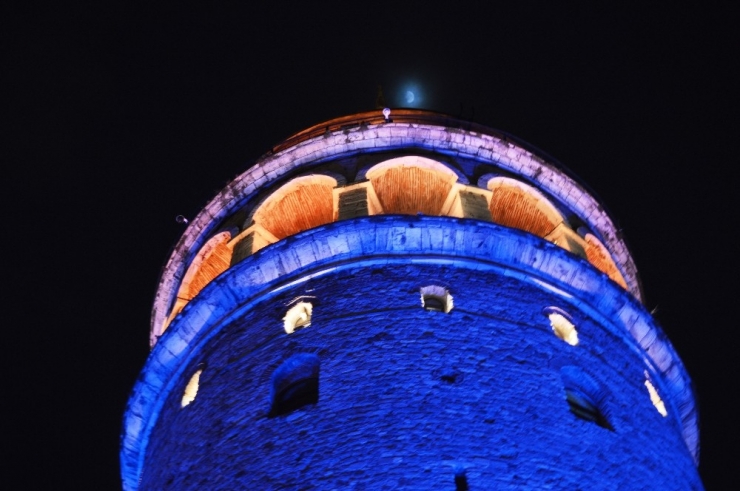 İstanbul’un Simgesi Galata Kulesi Mavi Ve Turuncuya Büründü