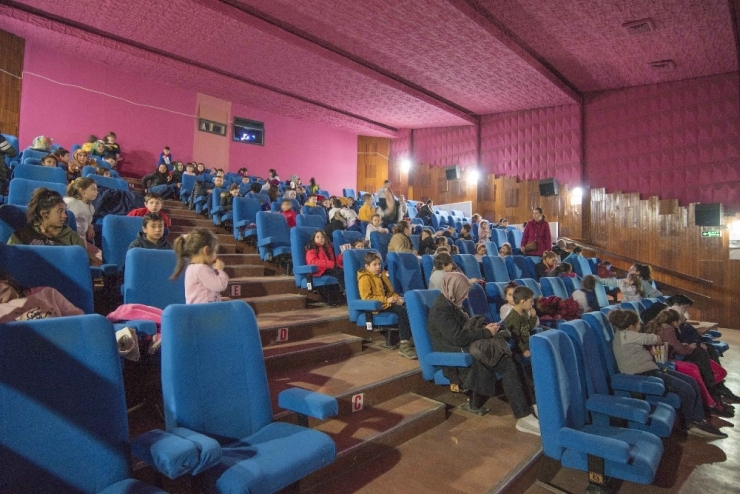 Karacabey’de Binlerce Öğrenci Sinemaya Koştu