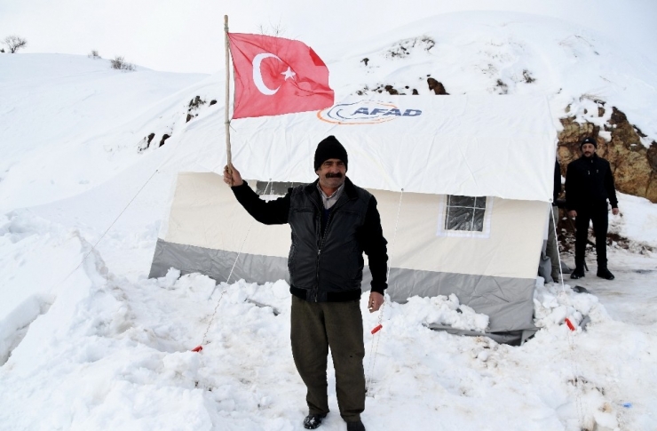 Kar Kış Demeden Depremin Yaraları Sarılıyor