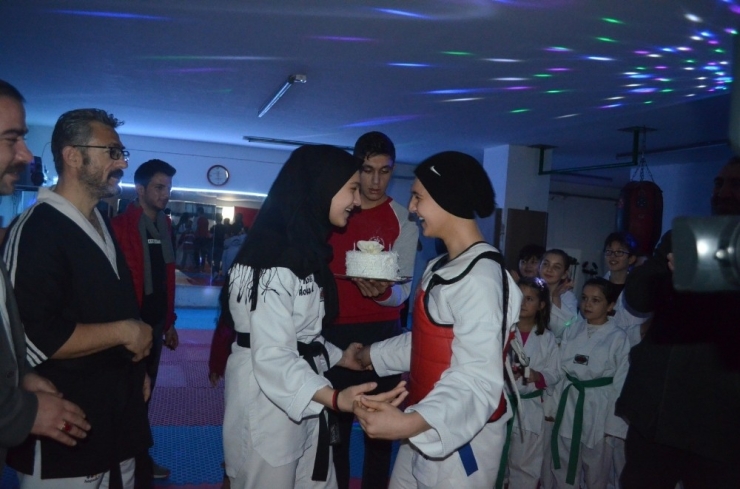 İkiz Taekwondocular Minderde Başarıya Doymuyor