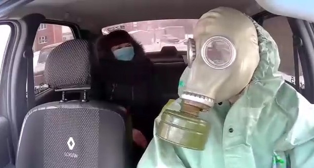 Rus Taksi Şoförlerinden Korona Virüsüne Karşı Maskeli Önlem