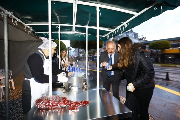 Sabahın İlk Işıklarında Vatandaşa Ve Öğrenciye Sıcak Çorba