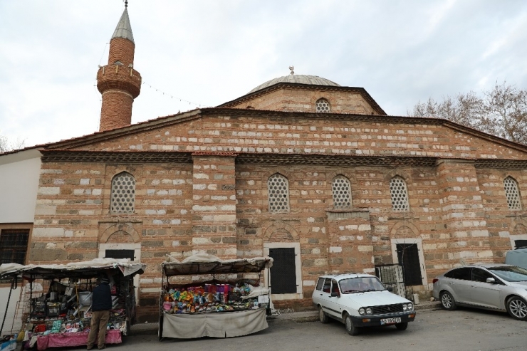 Depremde Minaresi Hasar Gören 551 Yıllık Cami İbadete Kapatıldı