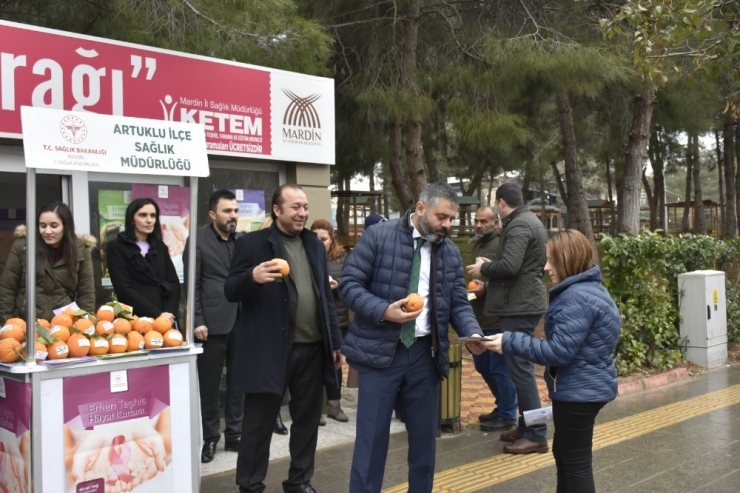 Sağlık Çalışanları Kansere Dikkat Çekmek İçin Vatandaşlara Portakal Dağıttı