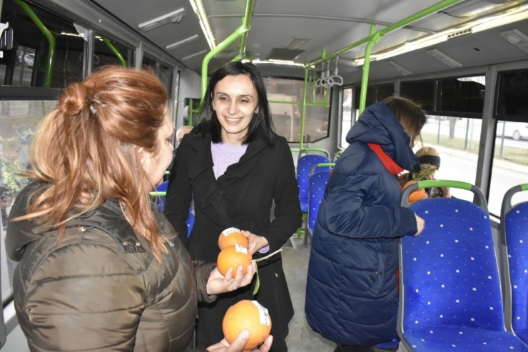 Sağlık Çalışanları Kansere Dikkat Çekmek İçin Vatandaşlara Portakal Dağıttı