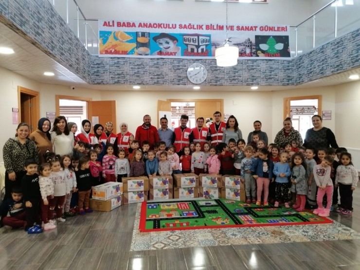 Minikler Oyuncaklarını Paylaştı