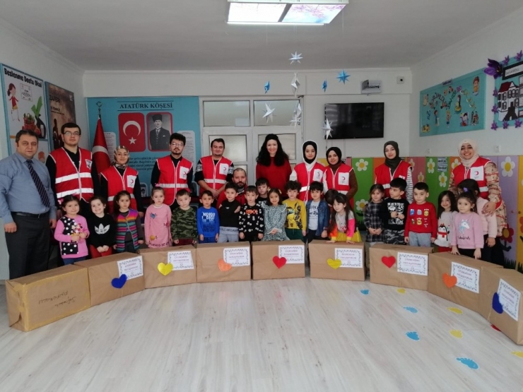 Minikler Oyuncaklarını Paylaştı